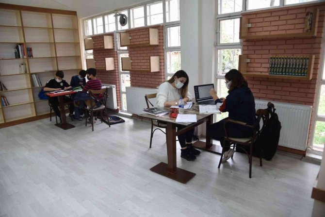 Yunusemre Millet Kıraathanesi Öğrencilerin Uğrak Noktası Oldu