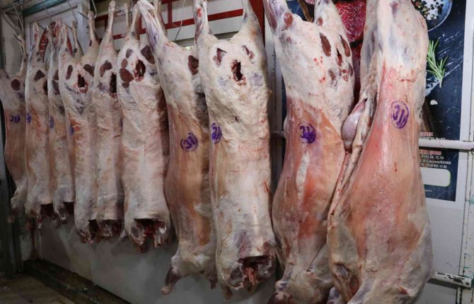 Kasaplarda Et Fiyatları Düştü, Zincir Marketlerde Cep Yakıyor