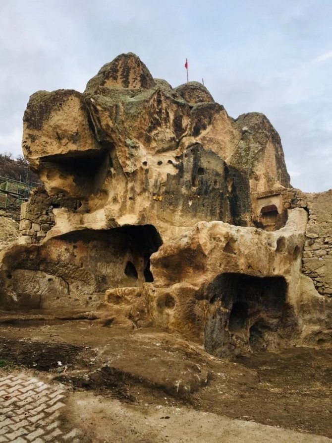 Tarihi Eserlerin Yanına Yapılan Yapılar Yıkılmaya Başlandı