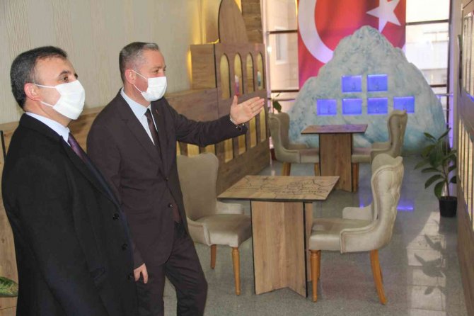 Ai̇çü Rektör Yardımcısı Prof. Dr. Kaya, Kökrek’e Kaleme Aldığı Kitaplarını Hediye Etti