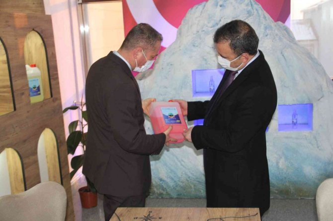 Ai̇çü Rektör Yardımcısı Prof. Dr. Kaya, Kökrek’e Kaleme Aldığı Kitaplarını Hediye Etti