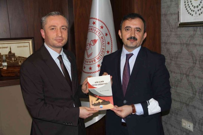 Ai̇çü Rektör Yardımcısı Prof. Dr. Kaya, Kökrek’e Kaleme Aldığı Kitaplarını Hediye Etti