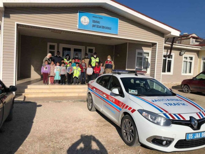 Jandarmalardan Oyun Oynar Gibi Trafik Eğitimi Aldılar