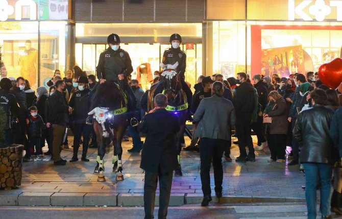 Kızılay’da Yılbaşı Kutlamalarında Güvenliği Atlı Ve Köpekli Polisler Sağladı