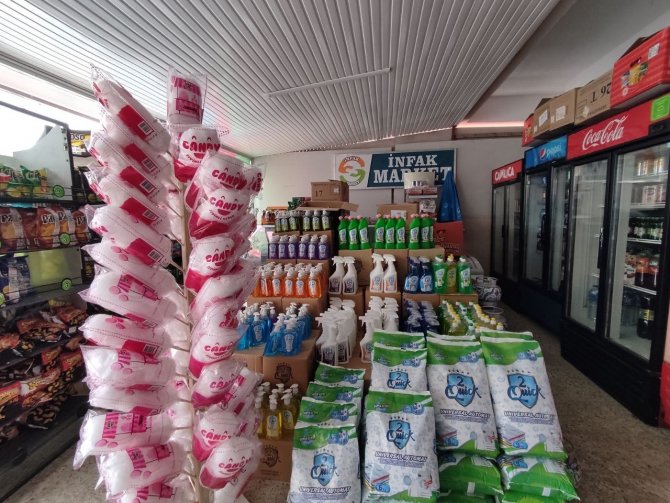 ‘Devletimizin Ve Milletimizin Yanındayız’ Diyen Esnaf, Marketindeki Her Şeyi Maliyetine Satıyor