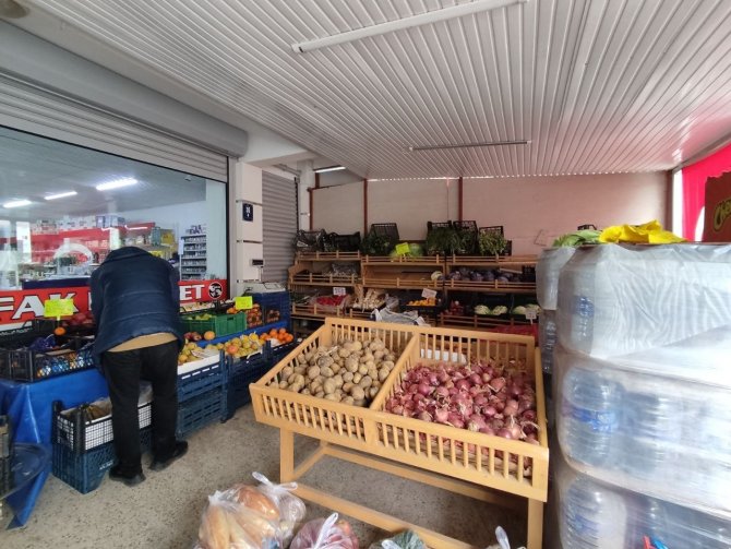 ‘Devletimizin Ve Milletimizin Yanındayız’ Diyen Esnaf, Marketindeki Her Şeyi Maliyetine Satıyor