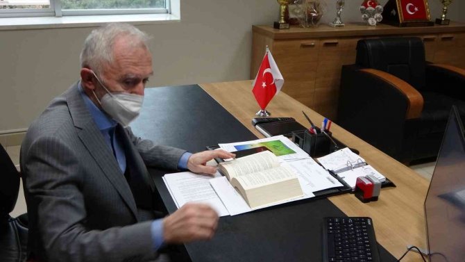 İ̇lçe Sağlık Müdürlüğü Personeli Her Sabah Güne Kitap Okuyarak Başlıyor