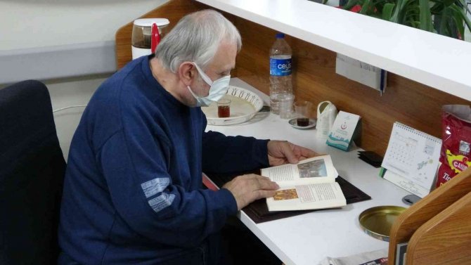 İ̇lçe Sağlık Müdürlüğü Personeli Her Sabah Güne Kitap Okuyarak Başlıyor