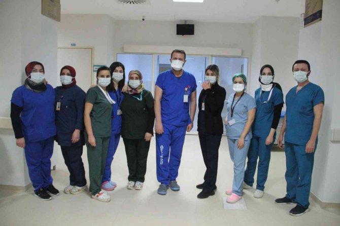 Herkes Eğlenirken Onlar Yoğun Bakım Ünitesinde Covid-19 Hastalarına Nefes Oldu