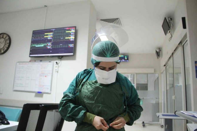 Herkes Eğlenirken Onlar Yoğun Bakım Ünitesinde Covid-19 Hastalarına Nefes Oldu