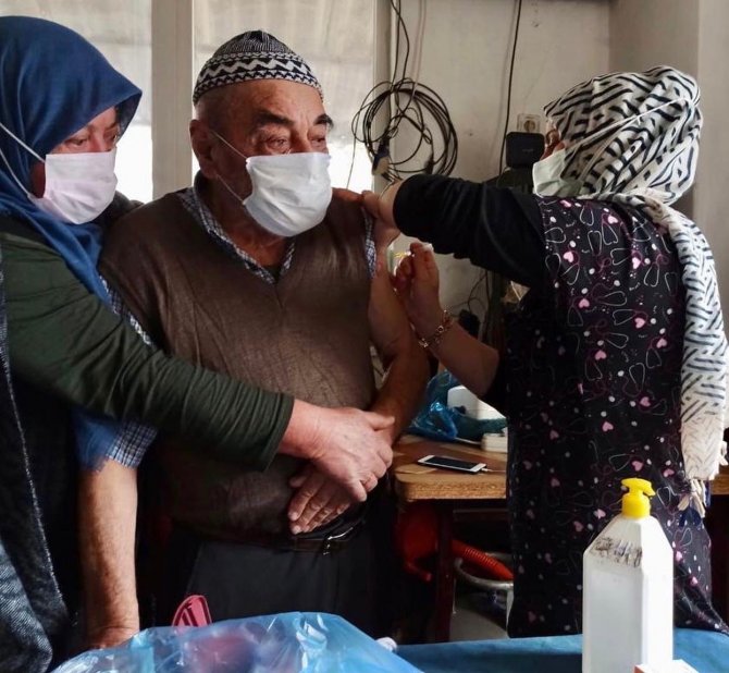 Ekipler Dağ Köylerinde Kapı Kapı Gezip Aşılama Yapıyor