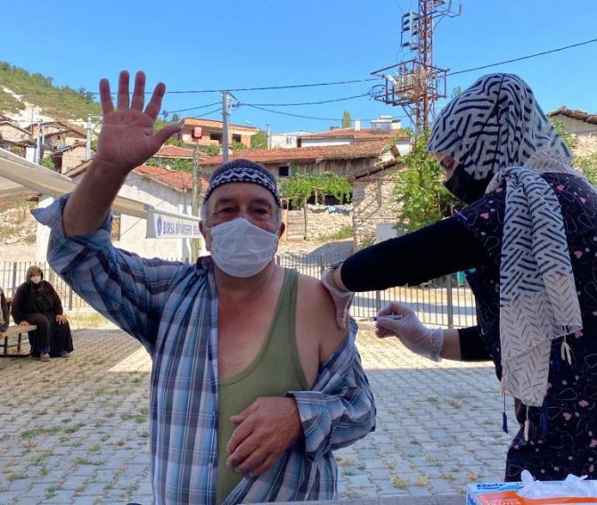 Ekipler Dağ Köylerinde Kapı Kapı Gezip Aşılama Yapıyor