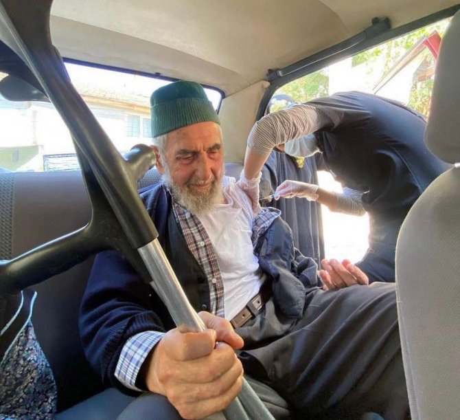 Ekipler Dağ Köylerinde Kapı Kapı Gezip Aşılama Yapıyor