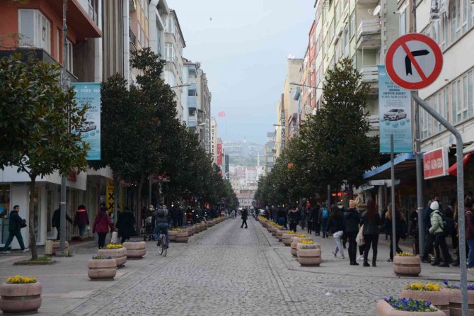 Balıkesır’ın Simgesi Milli Kuvvetler Caddesi Yılbaşı Nedeniyle Trafiğe Kapandı