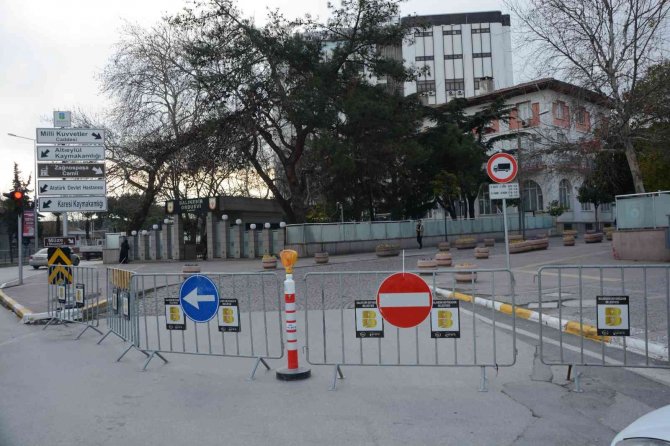 Balıkesır’ın Simgesi Milli Kuvvetler Caddesi Yılbaşı Nedeniyle Trafiğe Kapandı