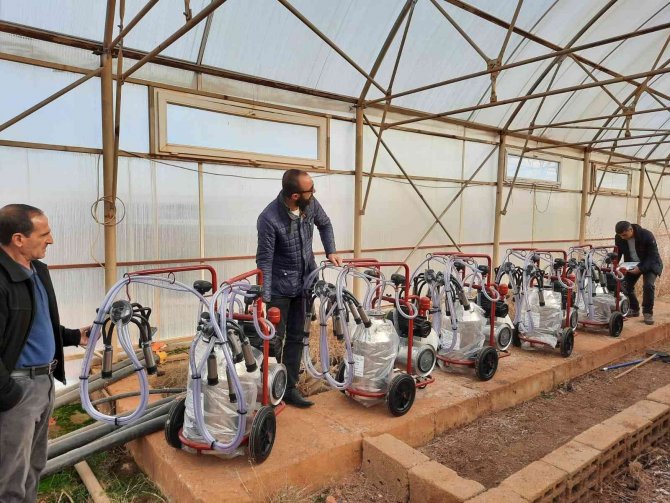 Bingöl’de Üreticilere Süt Sağım Makinesi Dağıtıldı