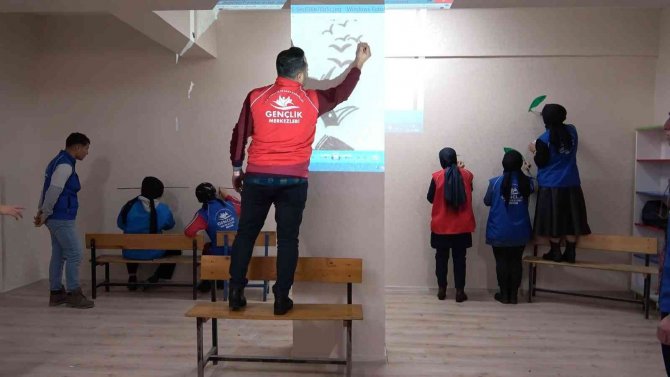 Dezavantajlı Okulların Kütüphaneleri Gençlerle Renkleniyor