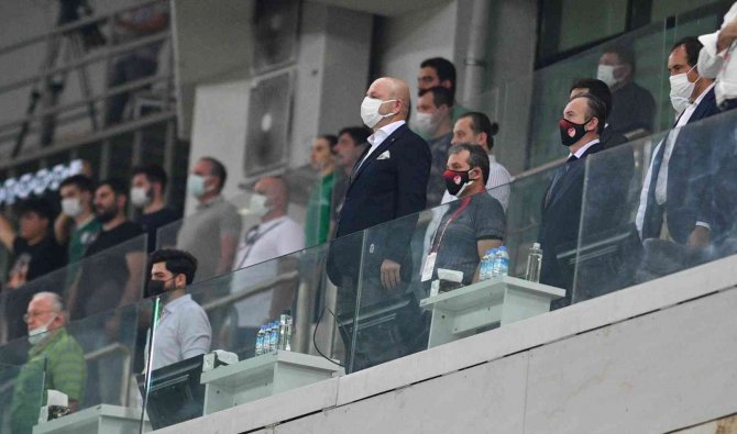 Bursaspor Başkanı Hayrettin Gülgüler: “Başarısız Bir İlk Yarı Geçirdiğimiz 2021’i Geride Bırakmanın Mutluluğunu Yaşıyoruz”