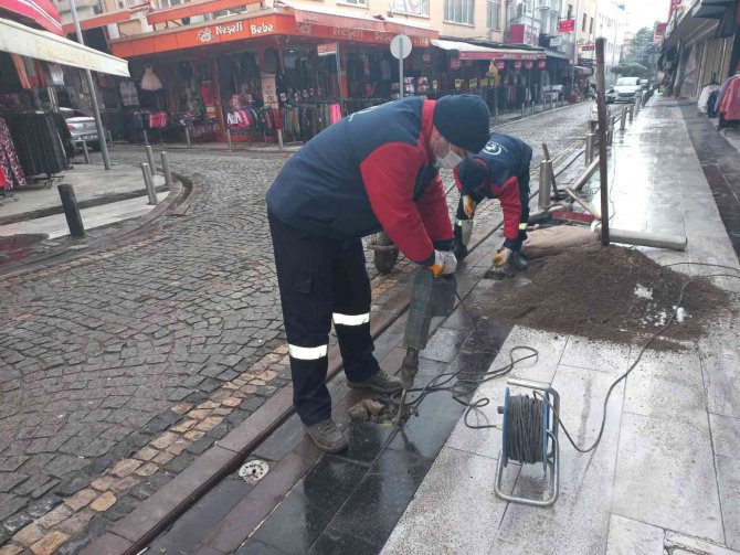 Kaldırımlarda Düzenlemeler Sürüyor