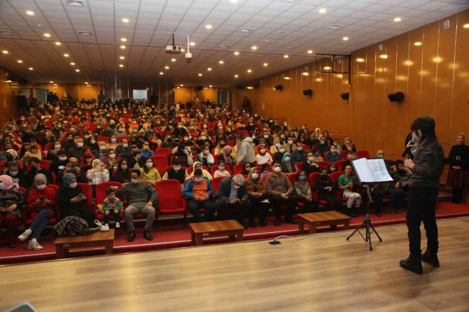 Erdemli’de ’90’lar Türkçe Pop Konseri’ Düzenlendi