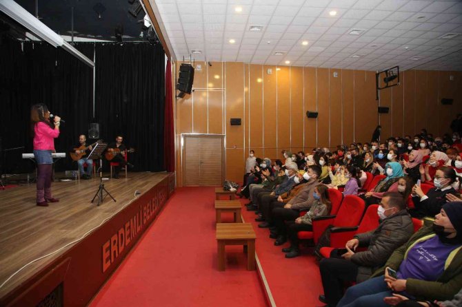 Erdemli’de ’90’lar Türkçe Pop Konseri’ Düzenlendi