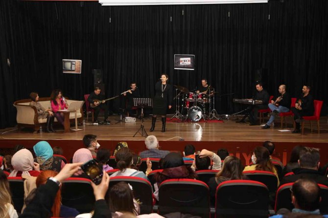 Erdemli’de ’90’lar Türkçe Pop Konseri’ Düzenlendi