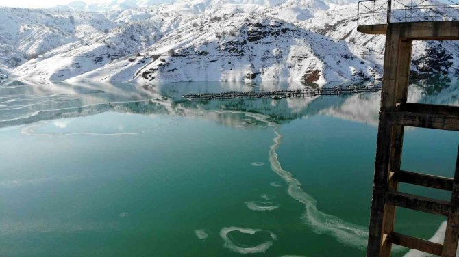 Erzincan’daki Göyne Sulama Barajı Buzla Kaplandı