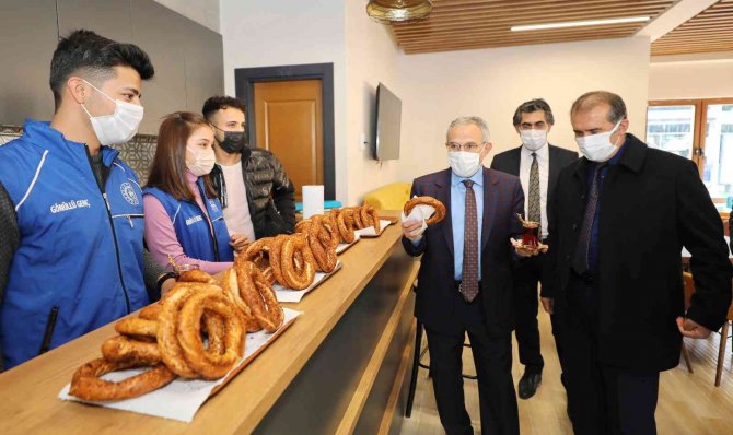 Gaün Öğrencilerine Ücretsiz Çay Simit