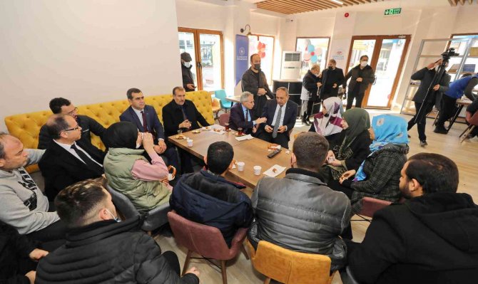 Gaün Öğrencilerine Ücretsiz Çay Simit