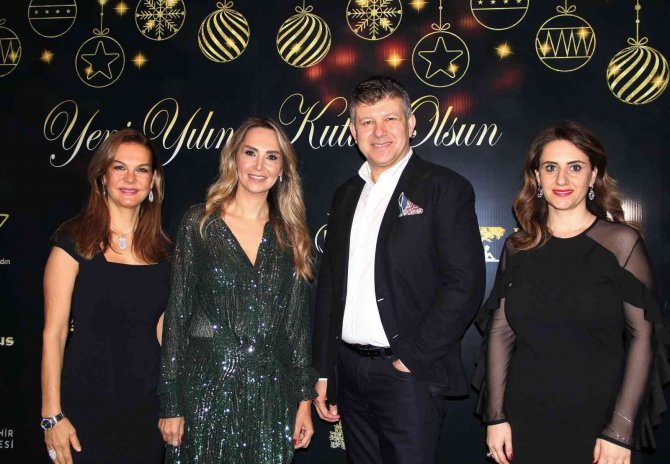 İ̇zmir’de Sağlık Çalışanları Yılbaşı Yemeğinde Buluştu