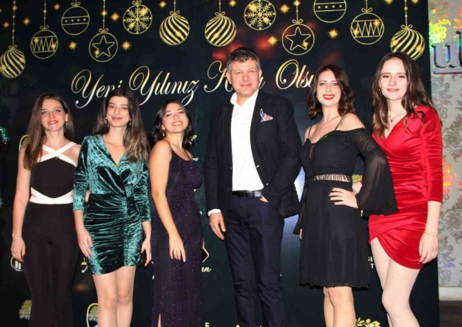 İ̇zmir’de Sağlık Çalışanları Yılbaşı Yemeğinde Buluştu