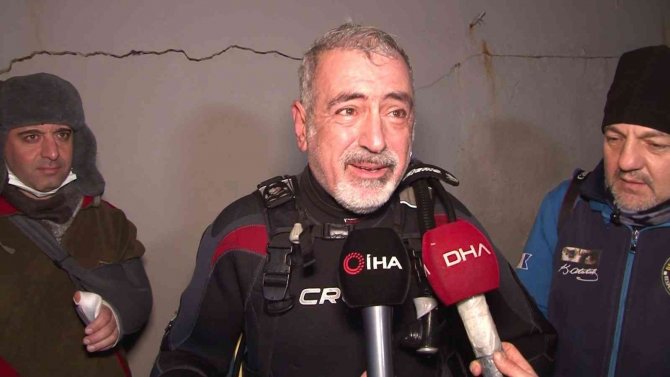 Kadıköy’de Noel Baba Sokak Hayvanları İçin Denize Daldı