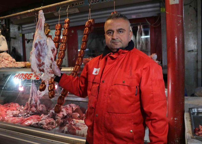 Kasaplarda Et Fiyatları Düştü, Zincir Marketlerde Cep Yakıyor