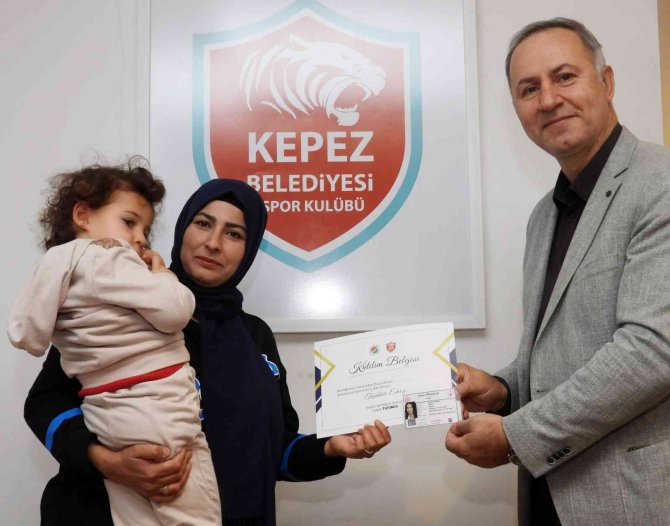 40 Ev Hanımı Lisanslı Taekwondo Sporcusu Oldu