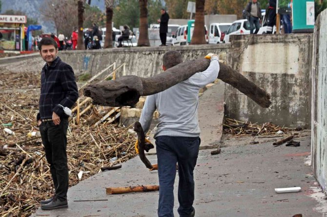 Antalya’yı Eve Kapatan Fırtına, Pide Ustasına Yakacak Getirdi