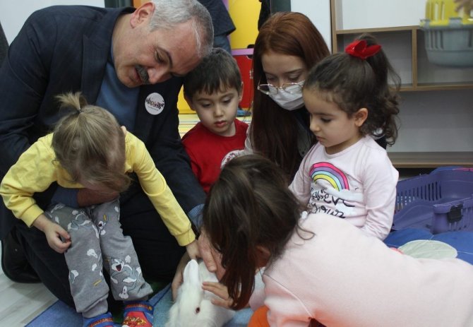 Minik Öğrencilere Hayvan Sevgisi Aşılanıyor