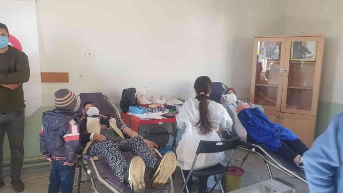 Öğrenciler Ailelerini Kan Vermeye Teşvik Etti