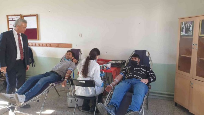 Öğrenciler Ailelerini Kan Vermeye Teşvik Etti
