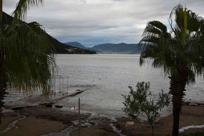 Marmaris’te Denizin Rengi Kahverengiye Dönüştü