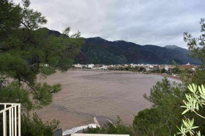 Marmaris’te Denizin Rengi Kahverengiye Dönüştü