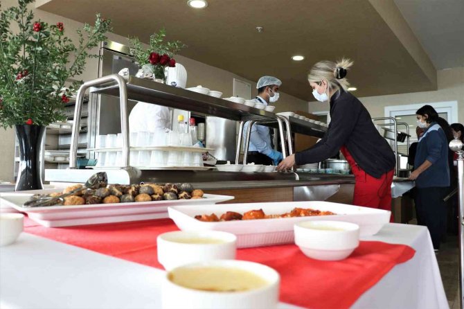 Elazığ’da Yeni Yıl Öncesi Sağlıkçılara Moral Etkinliği