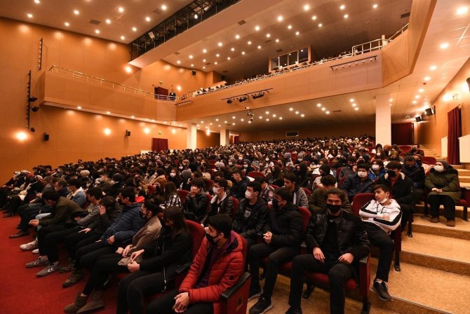 Pursaklar Belediyesinin Hazırladığı “İ̇stiklal” Oyununa Gençlerden Tam Not