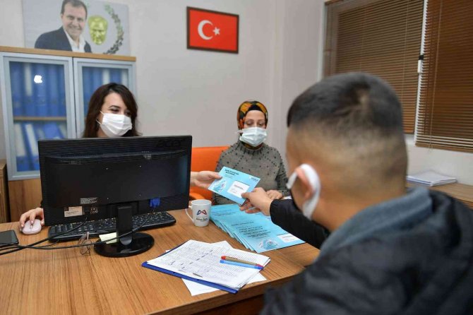 Büyükşehir Belediyesi, Öğrenim Yardımının İlk Bölümünü Hesaplara Yatırdı