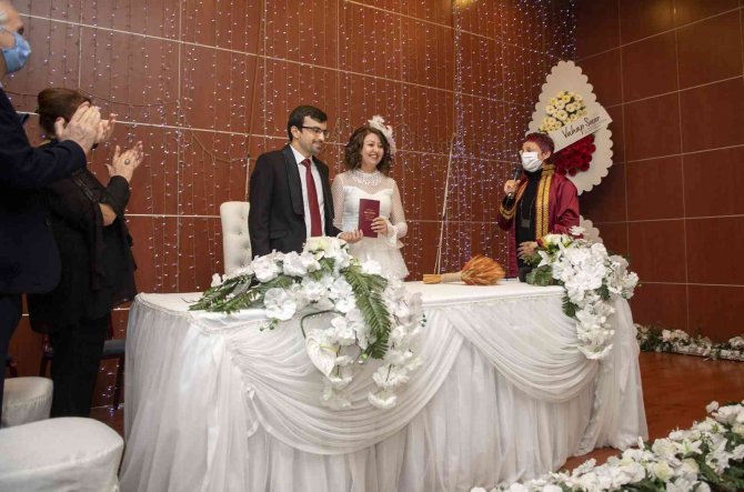 Mersin’de 2021’in Bininci Nikahını Fenomen Nikah Memuru Kıydı