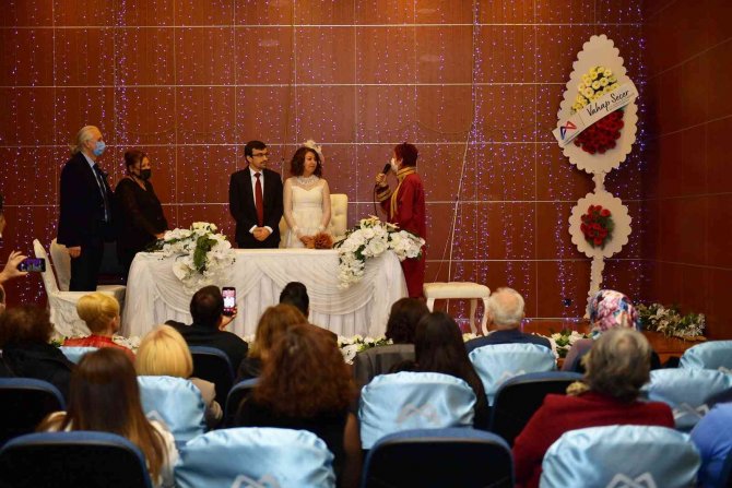 Mersin’de 2021’in Bininci Nikahını Fenomen Nikah Memuru Kıydı