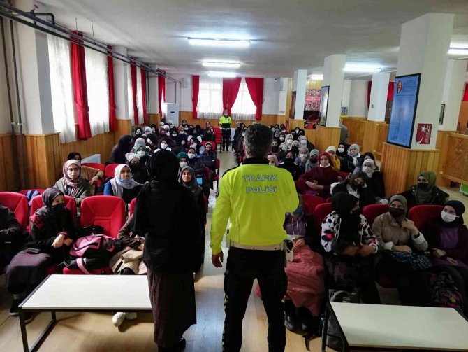 Mersin’de Okullardaki Trafik Eğitimleri Sürüyor