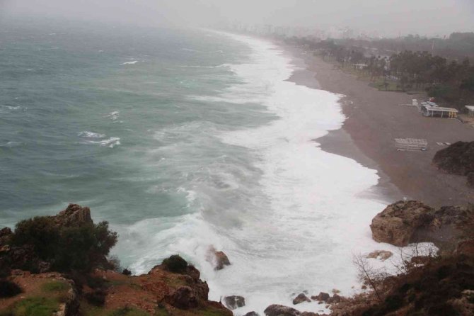 Antalya’da Bazı Bölgelere Düşen Yağış Miktarı 400 Kilogramı Aştı