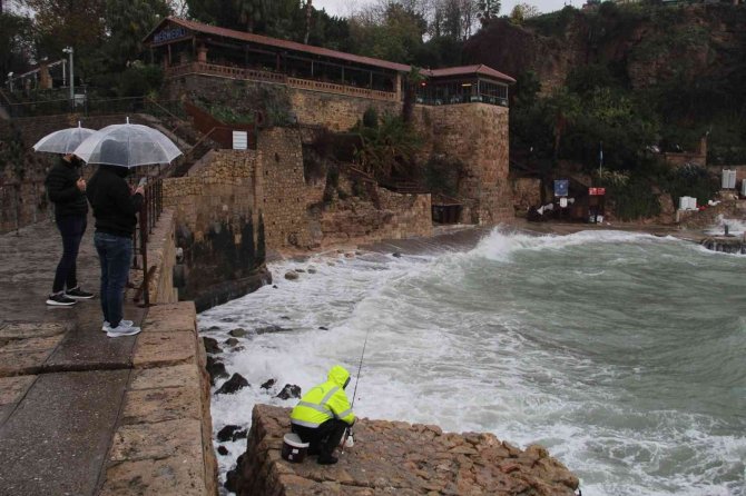 Antalya’da Bazı Bölgelere Düşen Yağış Miktarı 400 Kilogramı Aştı