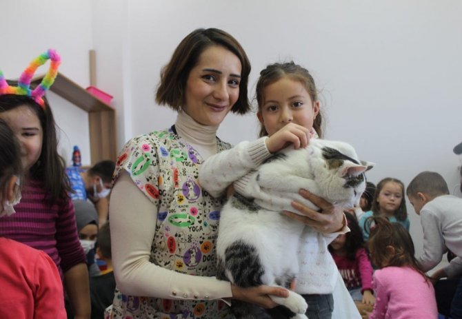 Minik Öğrencilere Hayvan Sevgisi Aşılanıyor
