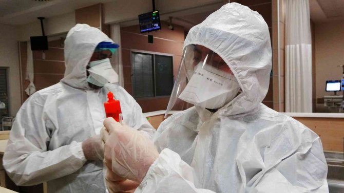 Doktorlar Hastalara ‘Nefes’ Olabilmek İçin Yeni Yıla Hastanede Giriyor